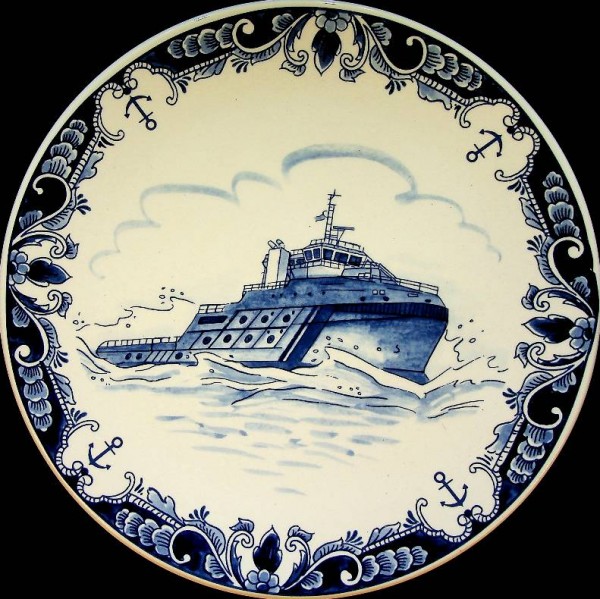 Ornamental Plate tug Svitzer Ievoli Amaranth in special Case | Webshop